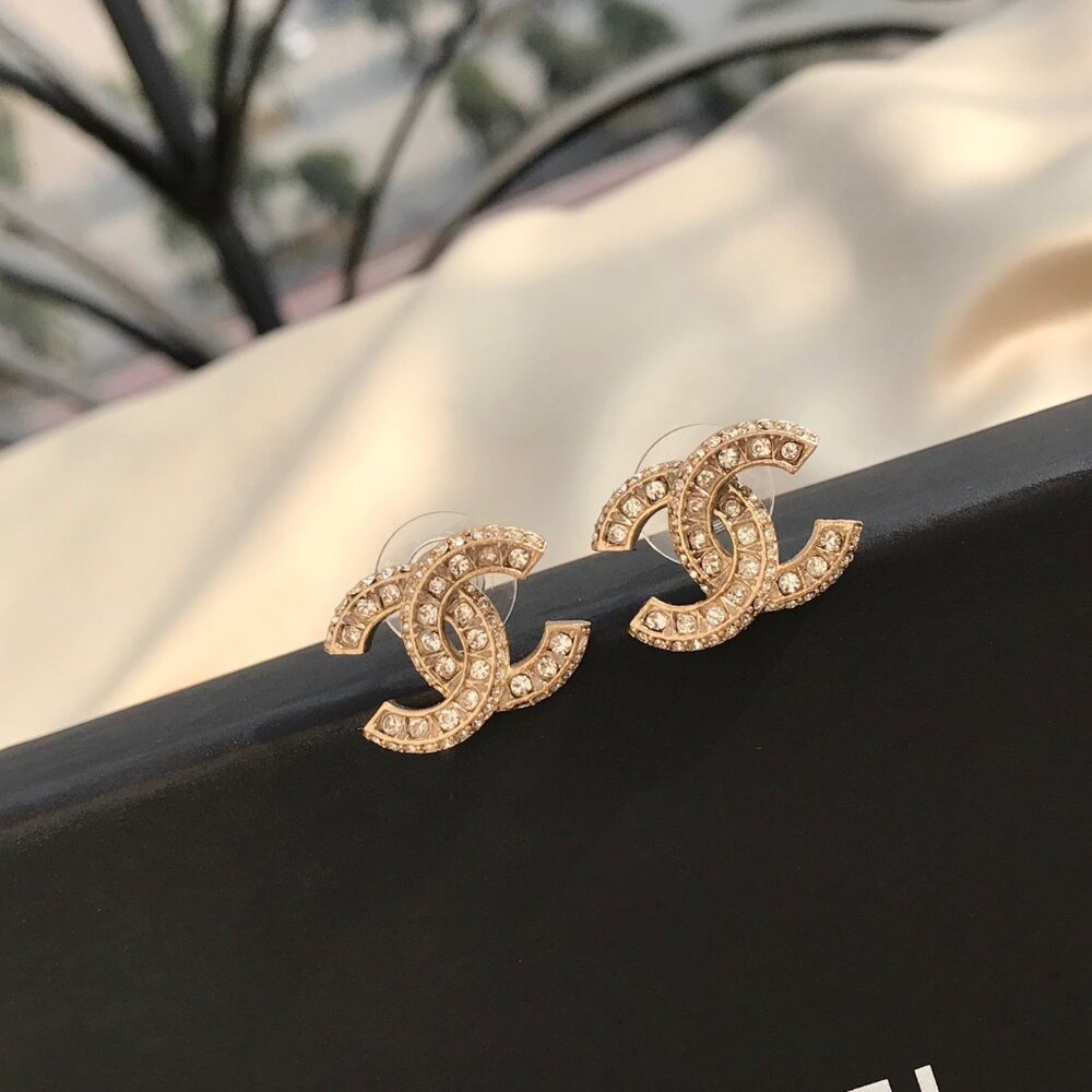 Authentic Chanel earrings✅